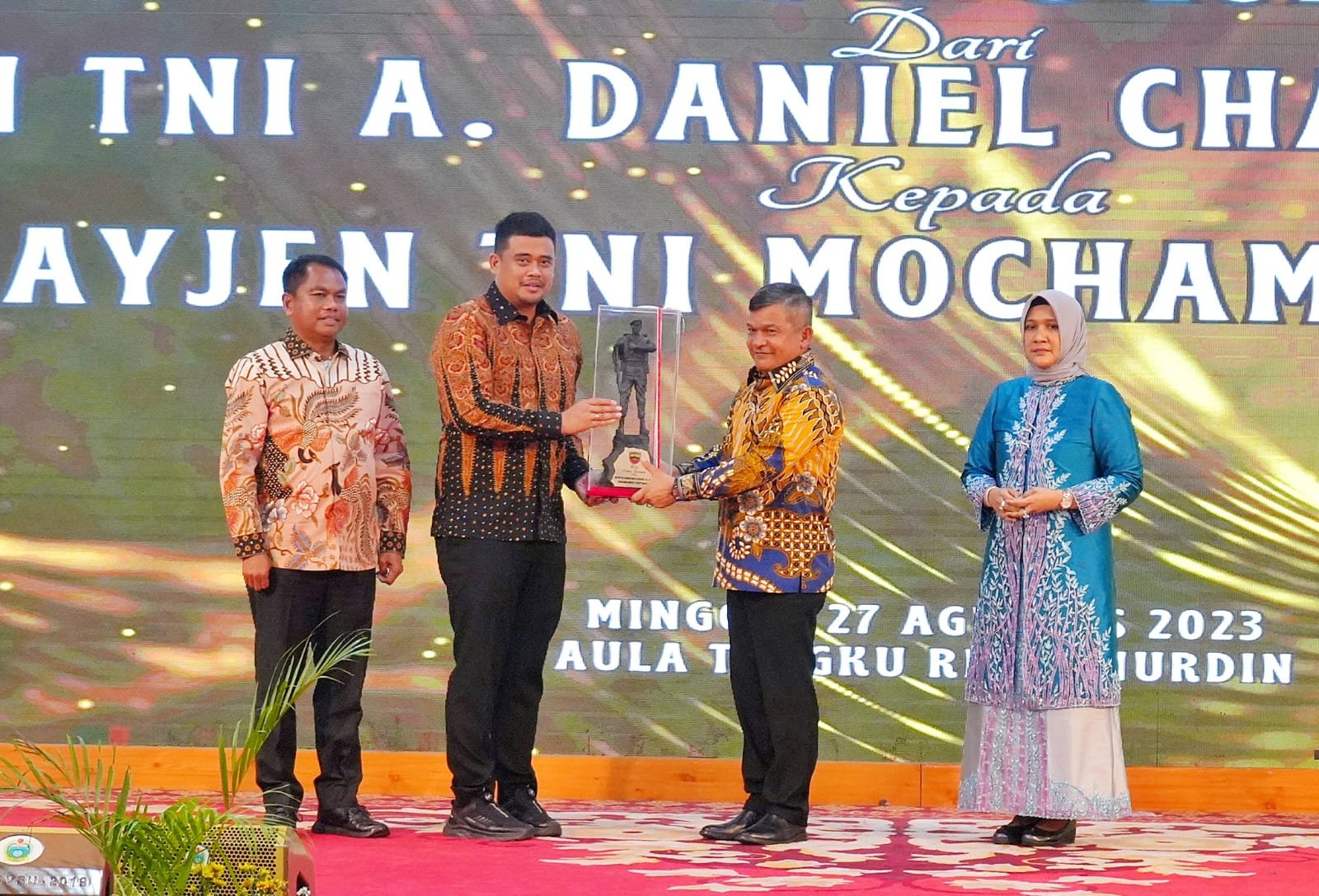 Wali Kota Medan Berikan Cendera Mata Kepada Mayjen TNI A Daniel Chardin