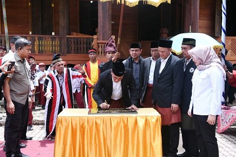 Kunker ke Madina, Edy Resmikan Pemugaran Bagas Godang dan Arung Jeram Ulu Pungkut