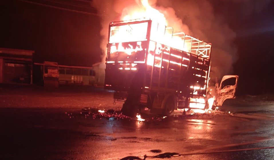 Satu Unit Truk Ekspedisi Terbakar di Tepi Jalan Kota Padangsidimpuan