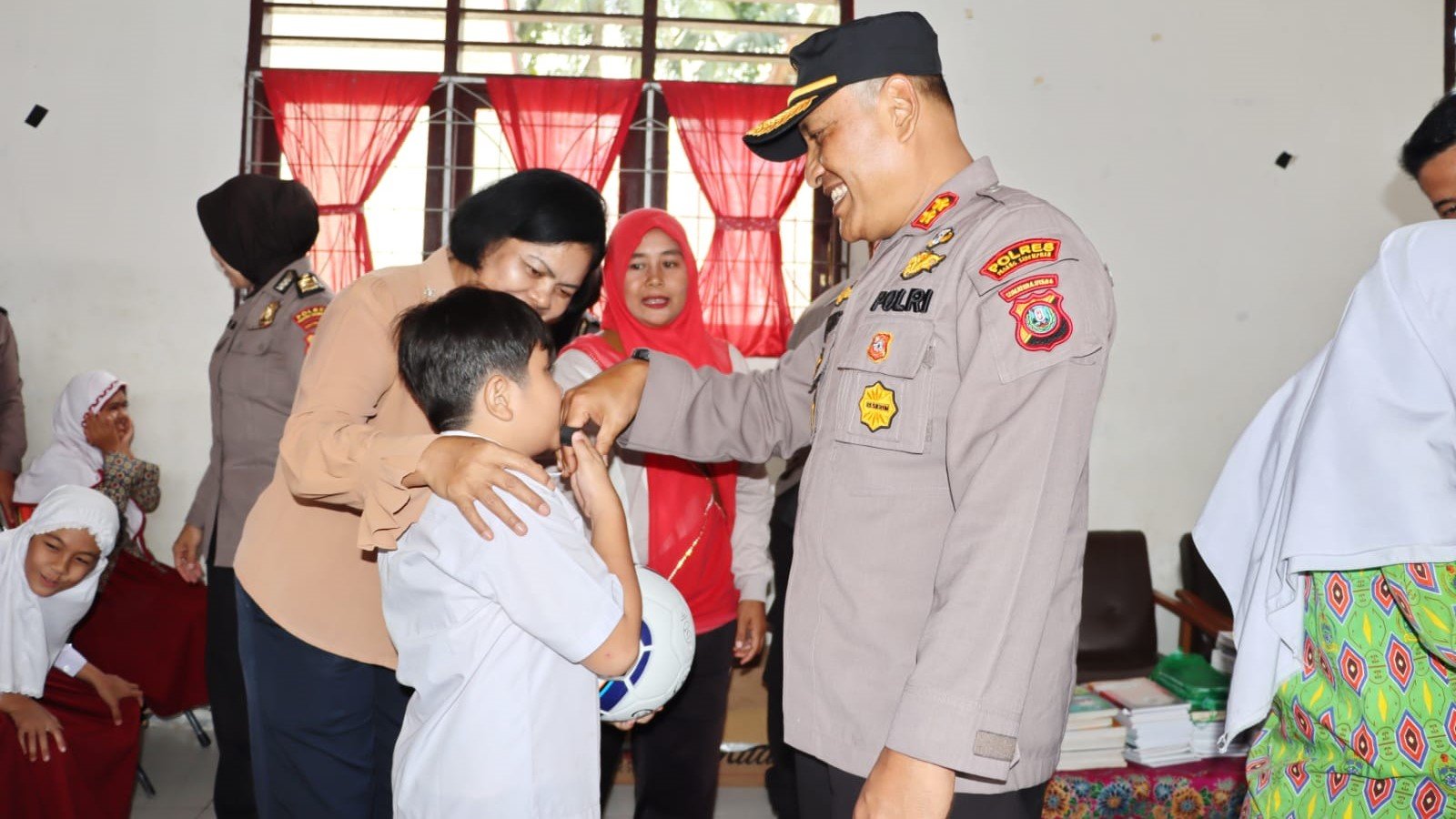 Murid SLB Padangsidimpuan Gembira Saat Kedatangan Kapolres Dudung