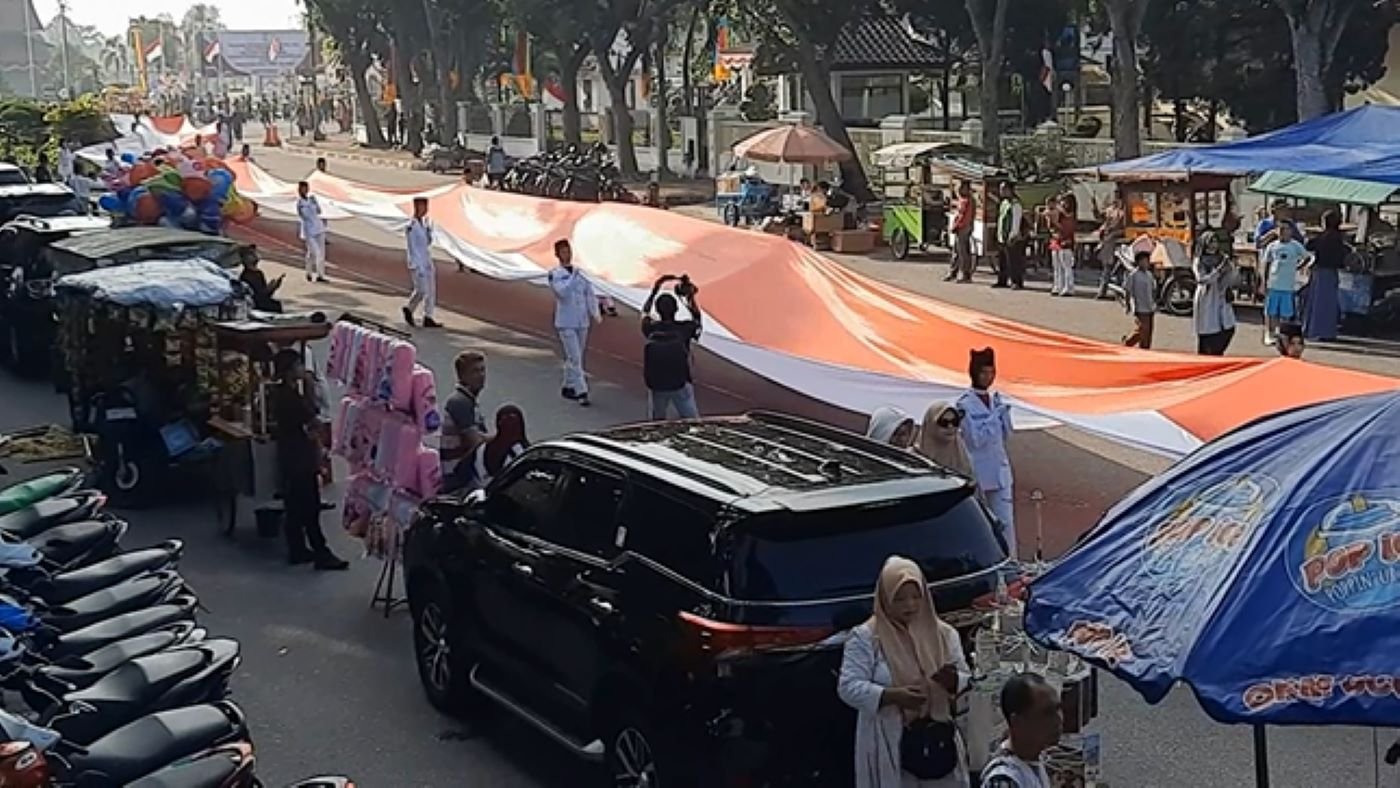 Bendera 78 Meter Diarak di Parade Bhineka Tunggal Ika di Riau