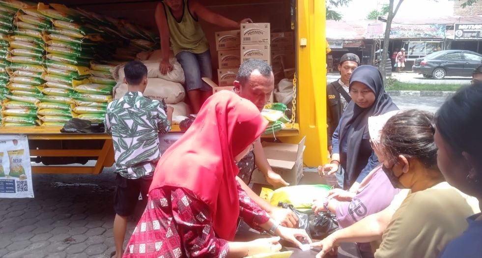 Beras Mahal, Warga Serbu Operasi Pasar Murah Keliling di Medan