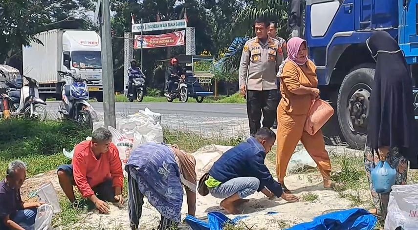 Warga Kutip Beras Tumpah, Terjatuh dari Truk di Batubara