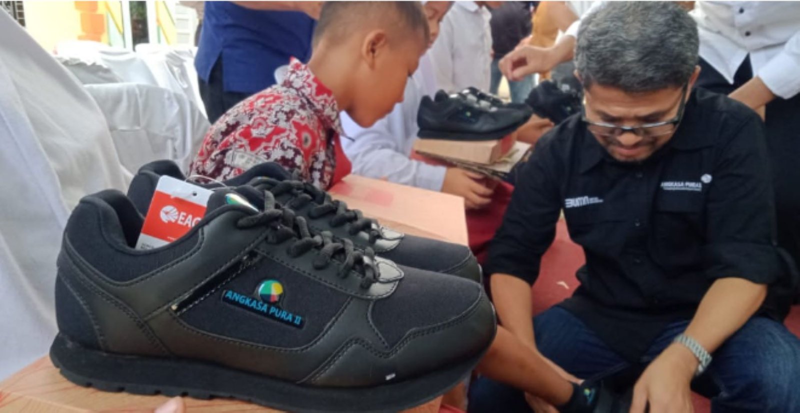 Angkasa Pura II Salurkan 500 Pasang Sepatu Sekolah ke Desa Denailama