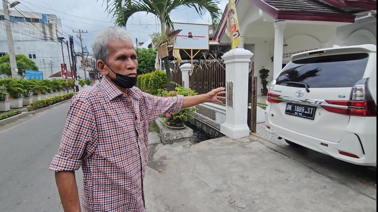 Sekelompok Orang Serang Rumah Tokoh Masyarakat Iskandar Sembiring di Medan