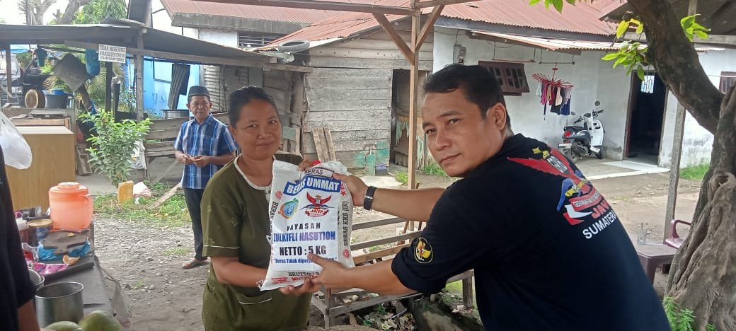 Jumat Berbagi DPD Grib Sumut, Pengendara Betor dapat Sembako dan Jamaah Masjid Dibagikan Makanan