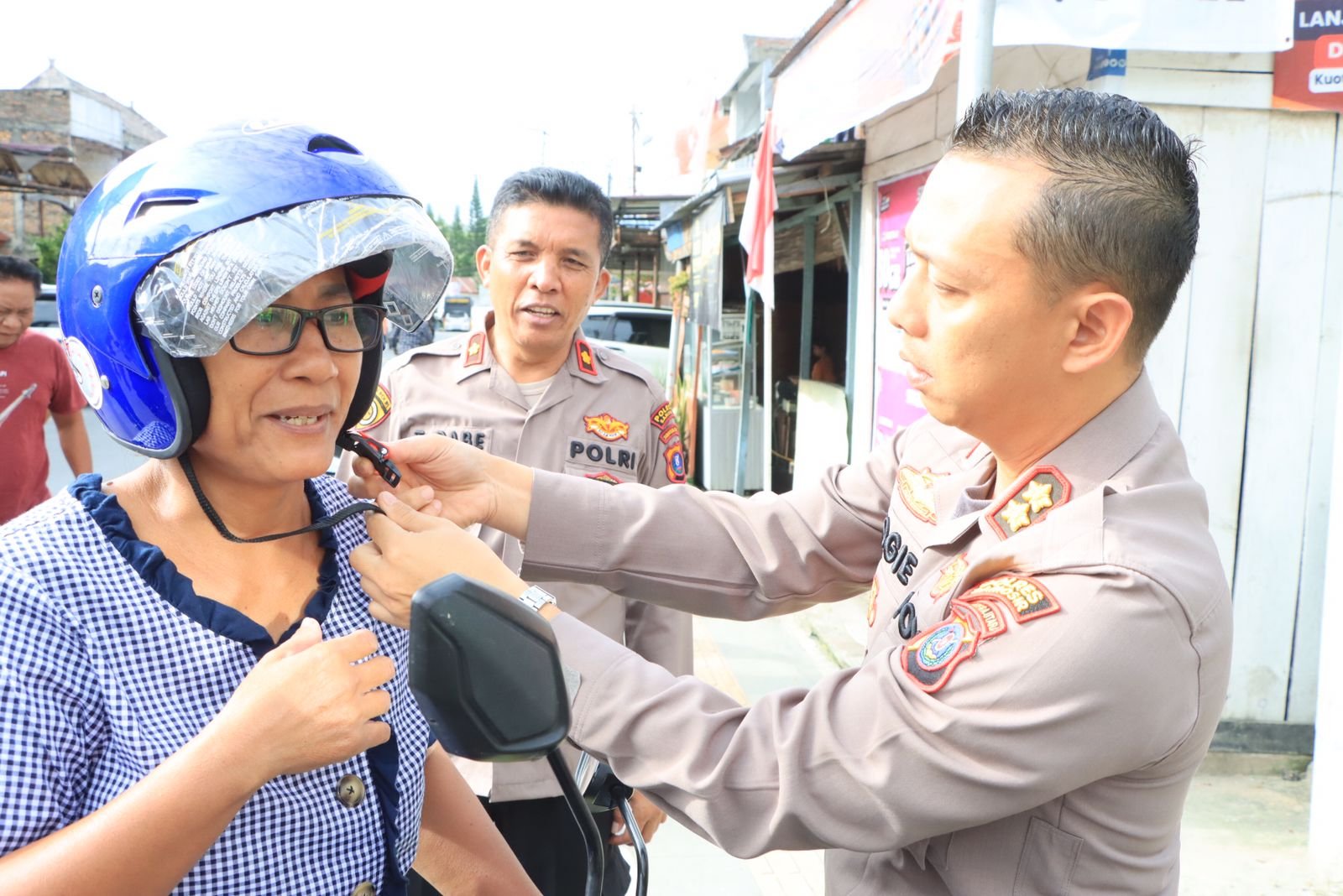 Kapolres Samosir Berbagi Helm saat Sosialisasi Operasi Zebra Toba
