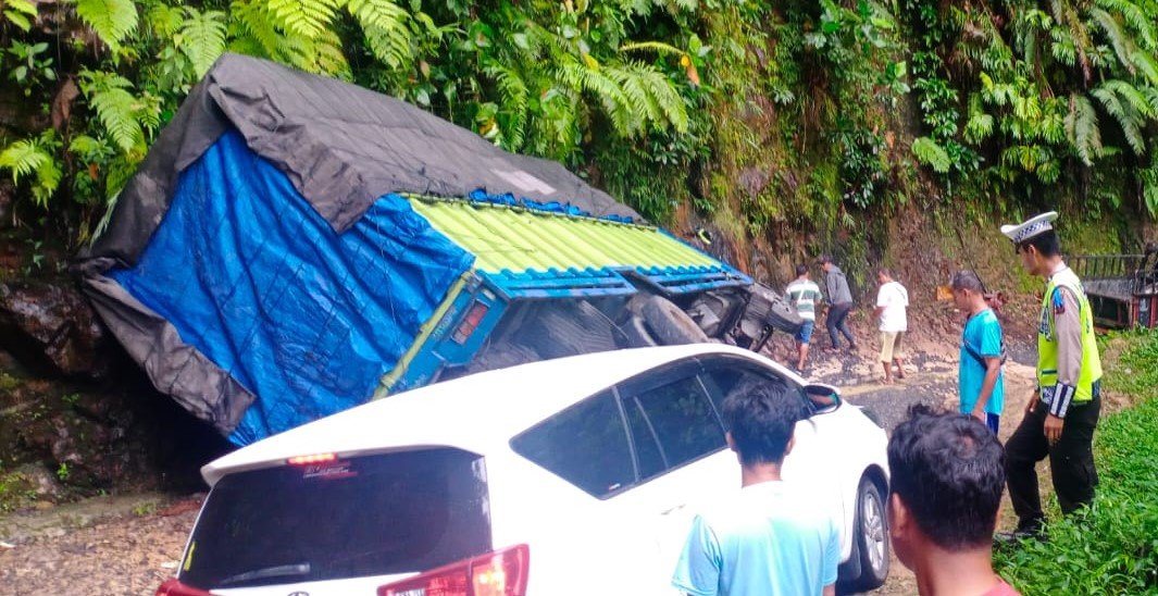 Hujan Deras di Tapteng, Sebabkan Banjir, Longsor dan Pohon Tumbang