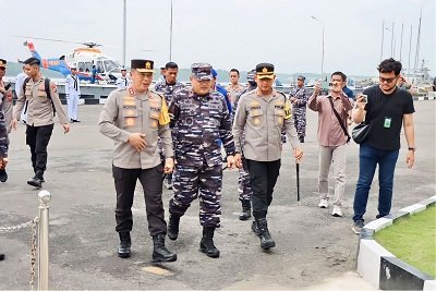 Kapolres Pelabuhan Belawan Dampingi Kapolda Sumut Patroli Udara di Belawan