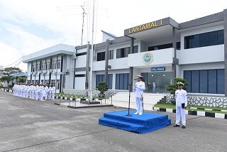 Laksamana Pertama Efendi Maruapey Pimpin Upacara HUT ke-78 TNI AL