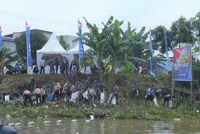 Lantamal 1 Gelar Sungai Bersih dan Tanam Pohon di Bantaran Sungai Deli