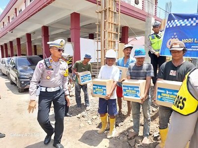 Satlantas Polres Belawan Bagikan 35 Paket Sembako Kepada Pekerja Bangunan