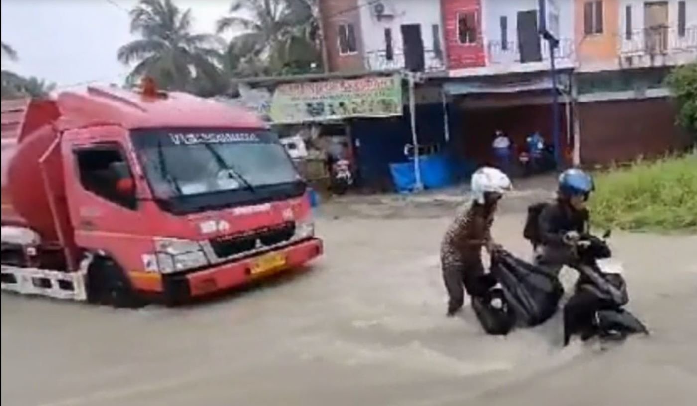 Hujan Deras, Banjir Merendam Sejumlah Kawasan di Pekanbaru
