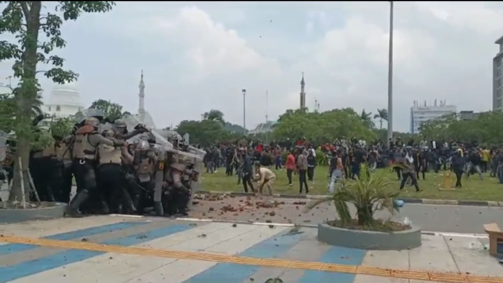 Demo Warga Rempang Galang Batam Tolak Relokasi Berakhir Ricuh