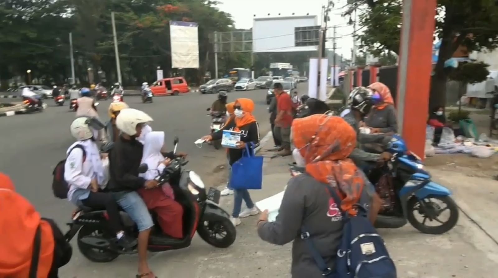 Kabut Asap, Srikandi Relawan Kebencanaan Padang Bagikan Ribuan Masker