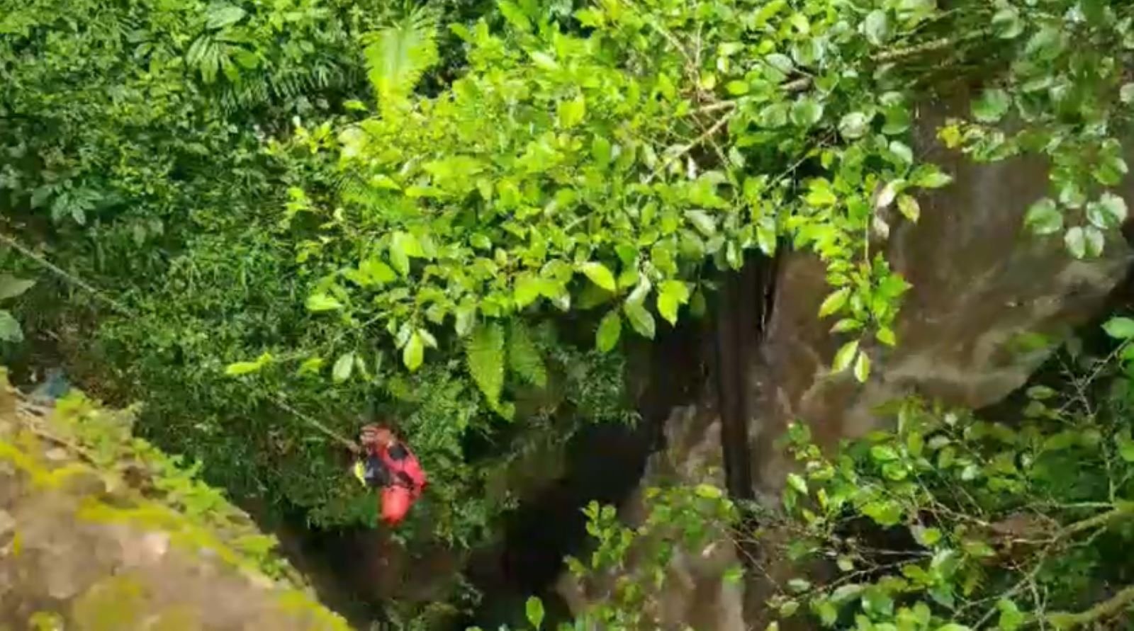 Minibus Bus Terjun ke Sungai di Dairi, Pasutri Hilang