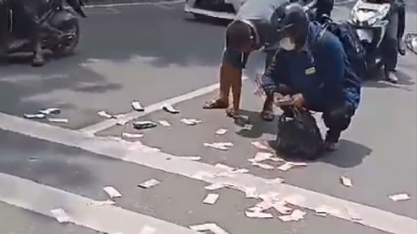 Heboh Uang Pecahan Rp100 Ribu Berhamburan di Jalan Kota Medan