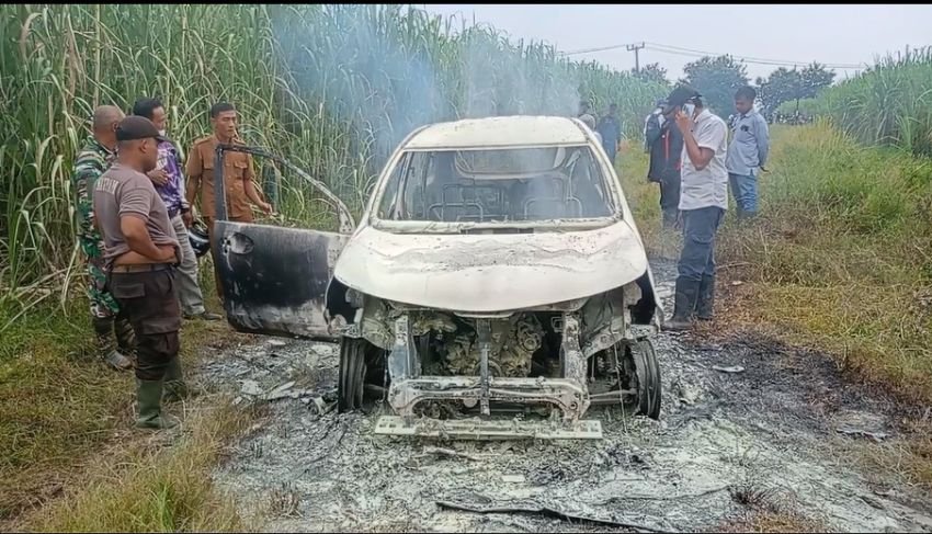 Diduga Pertengkaran Pasutri, Sebuah Mobil Dibakar di Tengah Perkebunan Tebu