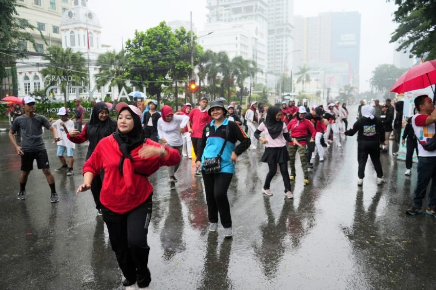 Ratusan Warga Senam Hajar Serangan Fajar di CFD