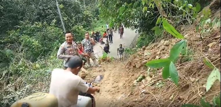 Struktur Tanah Labil, Jalinsum di Madina-Pasaman Barat Tertimbun Longsor