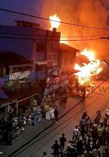 7 Unit Ruko Terbakar di Kelurahan Besar, Martubung