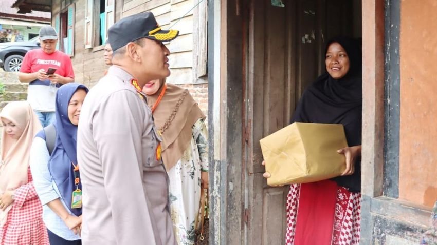 Dukung Program Penurunan Stunting, Kapolres Padangsidimpuan Bagikan Bahan Makanan