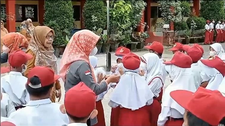 Kualitas Udara tidak Sehat, Srikandi Padang Bagikan Masker ke Sekolah