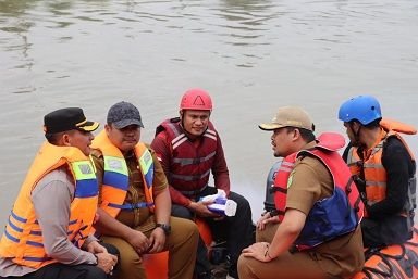 Bobby Nasution Bersama Kapolres Pelabuhan Belawan Pantau Progres Normalisasi Sungai Deli