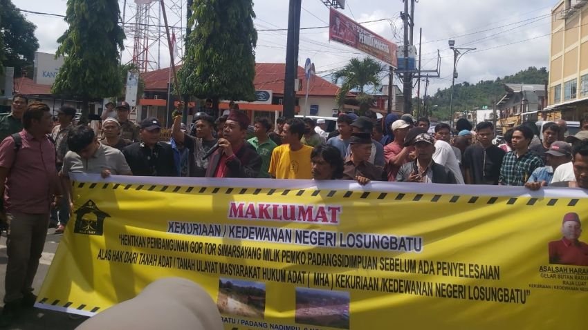Ratusan Massa Demo Minta Hentikan Pembangunan GOR di Simarsayang