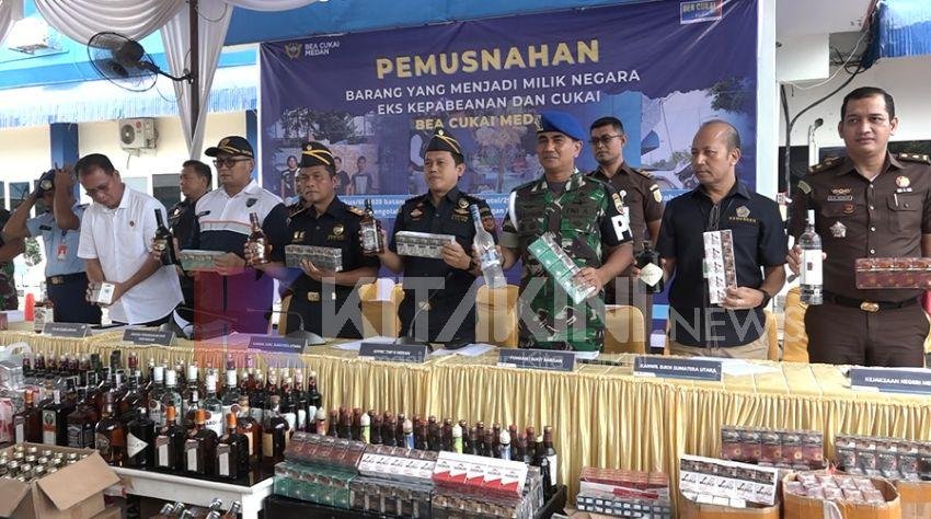 Bea Cukai Medan Musnahkan Ribuan Botol Minuman Alkohol dan Batang Rokok Ilegal Merk Ternama