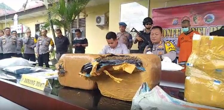 Polres Pasaman Barat Gagalkan Pengiriman 12 Kg Ganja via Ekspedisi