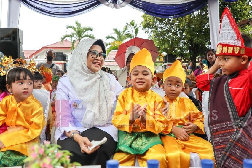 Susanti Lepas Pawai Murid TK se-Kota Pematangsiantar