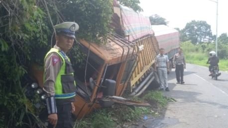 Rem Blong, Truk vs Truk di Jalanan Menurun Aekgodang