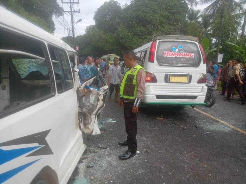 Dua Angkutan Umum 'Laga Balak' di Tapteng, Satu Sopir Tewas