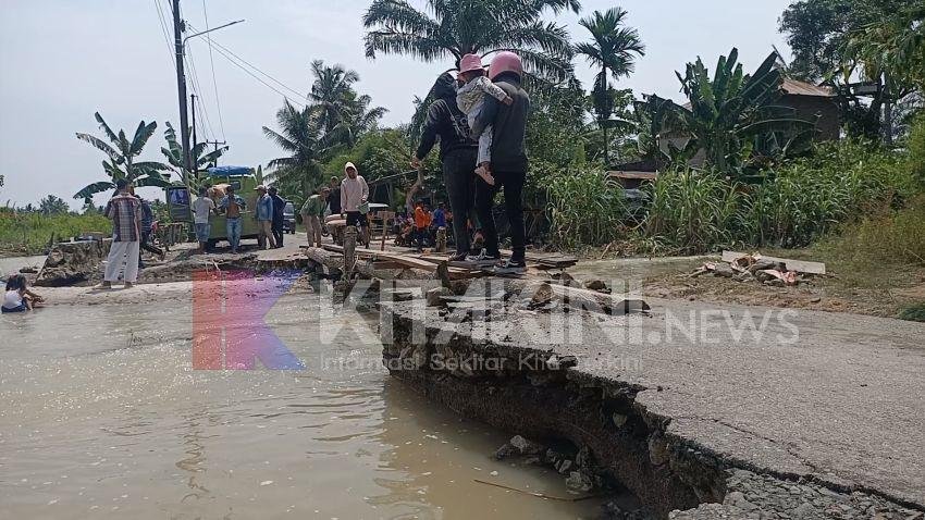 Diterjang Banjir, Jalan Provinsi Menghubungkan Batubara–Sergai Putus