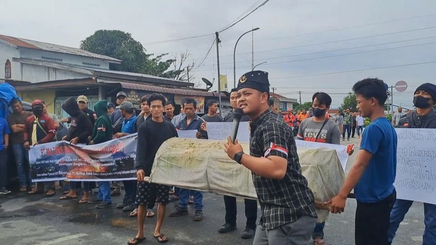 Abaikan Tenaga Kerja Lokal, Truk PT MNA Dicegat Warga
