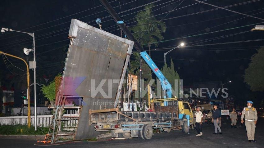 Tak Miliki Izin Kelayakan, Papan Reklame Simpang Sambo Dibongkar