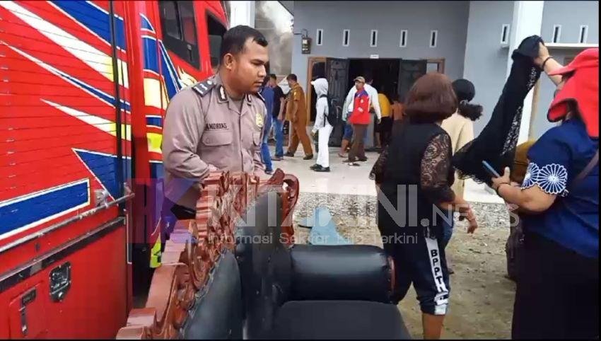 Personel Polres Pelabuhan Belawan Bantu Evakuasi Penghuni Rumah Korban Kebakaran