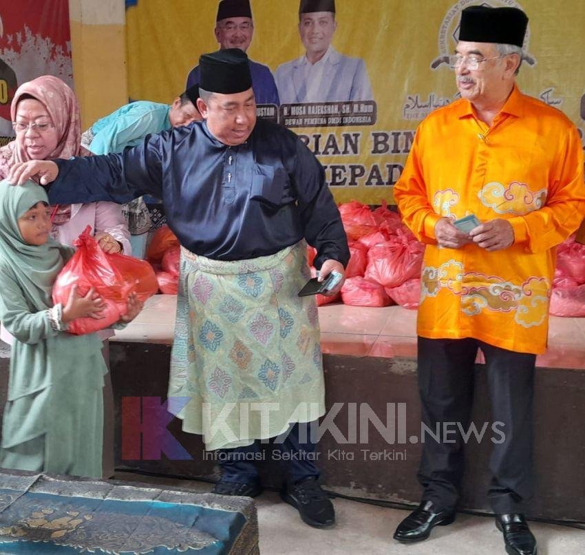 Presiden DMDI Tun Seri Setia HM Ali Rustam Bagikan 500 Bingkisan Kepada Masyarakat Kurang Mampu di Percut Sei Tuan
