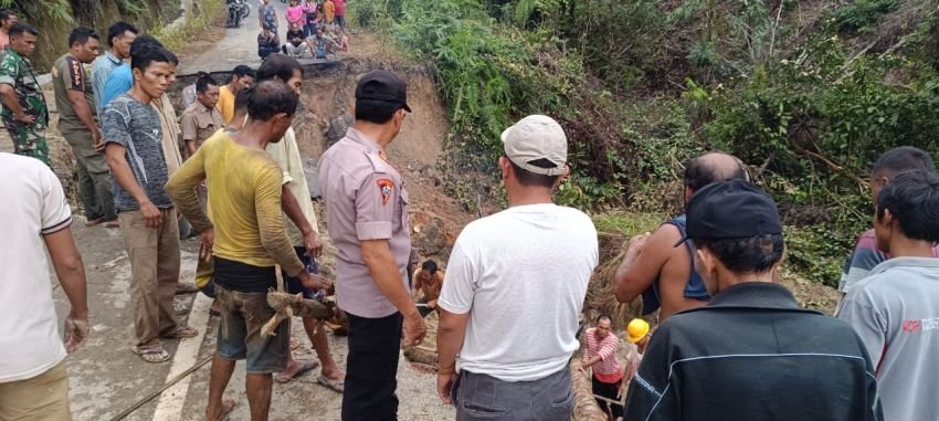 Polisi Cek Jalan Amblas di Kolang, Satu Pickup Berhasil Dievakuasi