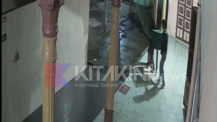 Maling Kotak Amal Masjid di Batubara Terekam CCTV