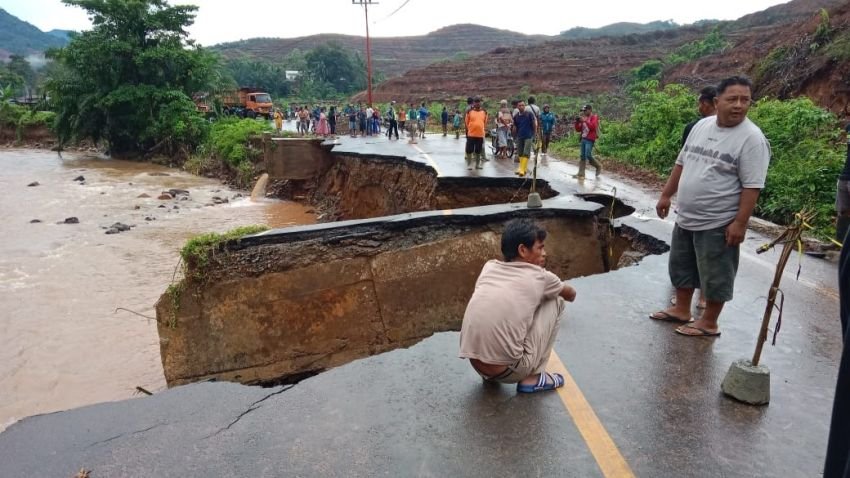 Hujan Deras, Jalan Penghubung Batangtoru Tapsel-Madina Amblas