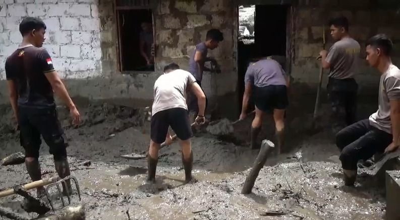 Pasca Banjir, Warga Samosir Mulai Bersih-bersih Material