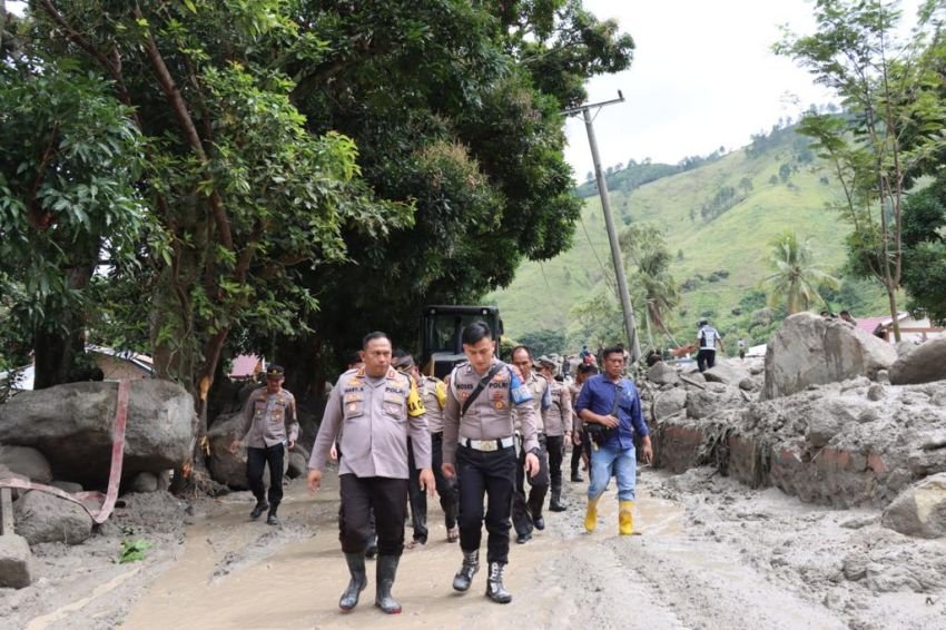 Polres Humbahas Evakuasi 80 Warga Terdampak Banjir Bandang dan Longsor