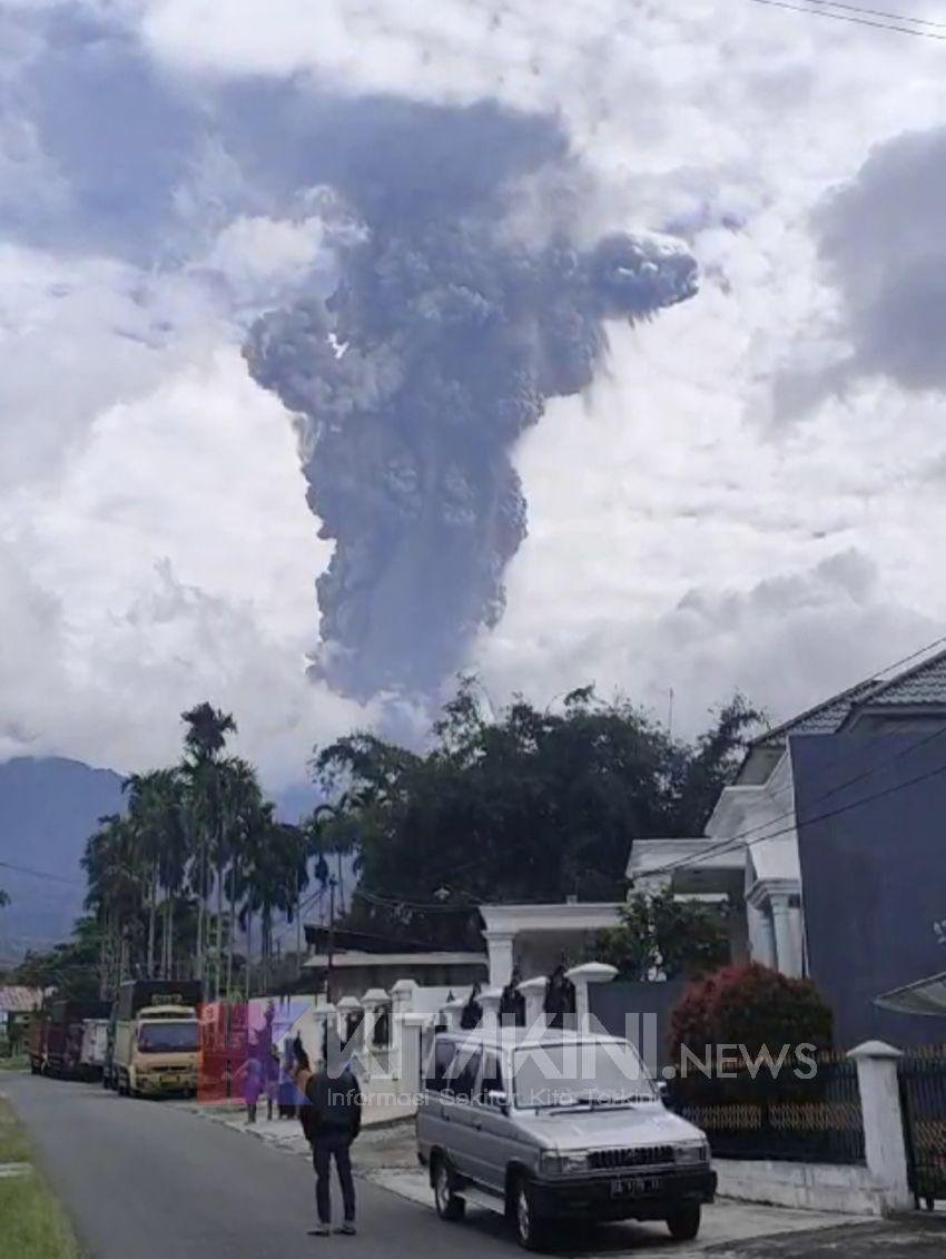 Semburan Abu Vulkanik Gunung Marapi Mencapai 3000 Meter