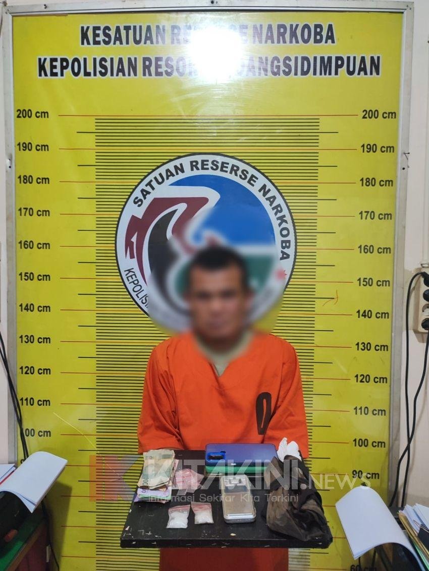 Warga Pasaman Diangkut Polisi Saat Sedang Menunggu Pembeli