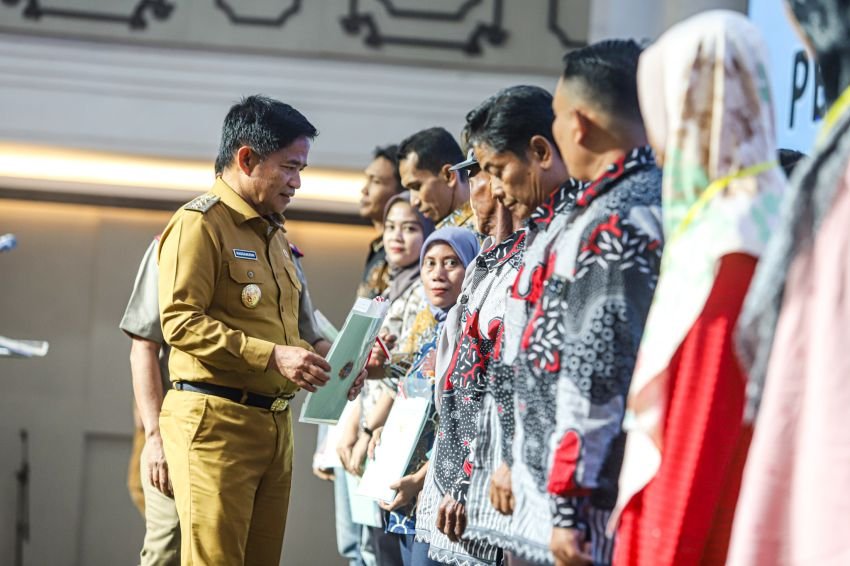 Pemprovsu Serahkan Sertifikat Tanah Kepada Masyarakat