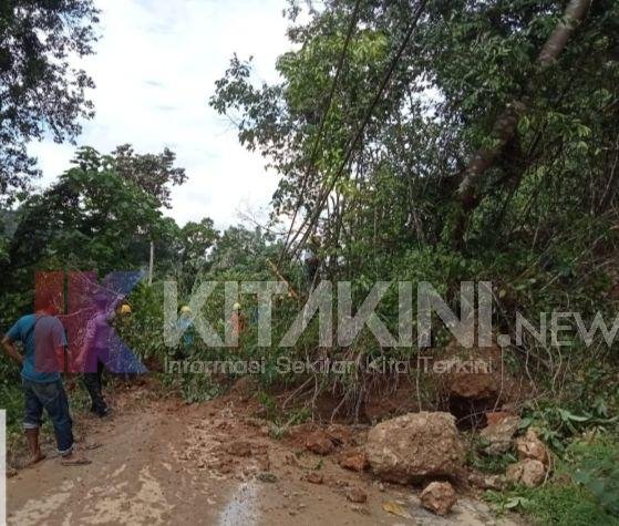 Tanah Longsor Tutup Akses Jalan di Paluta