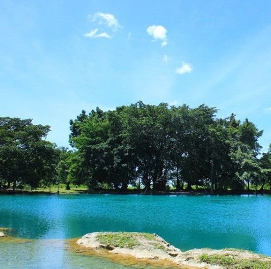 Nikmati Akhir Tahun 2023 di Danau Linting, Warna Airnya Berubah-ubah