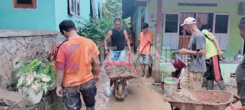 BPBD Kota Padangsidimpuan Lakukan Pembersihan Material Longsor di Rumah Warga